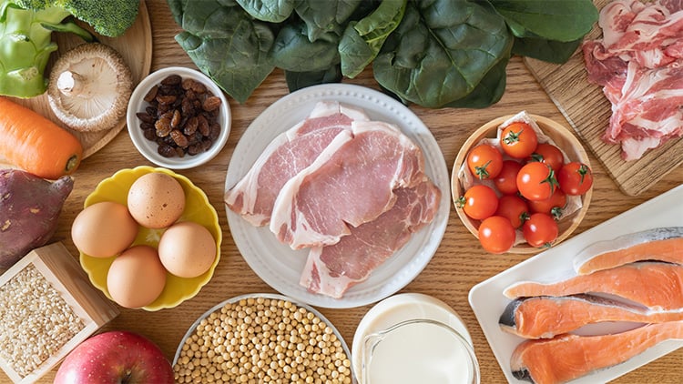 ニキビに効く食べ物を紹介！避けるべき食事も解説
