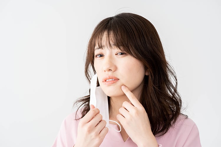 マスクの着用でニキビができる？原因や対策・ケア方法を解説