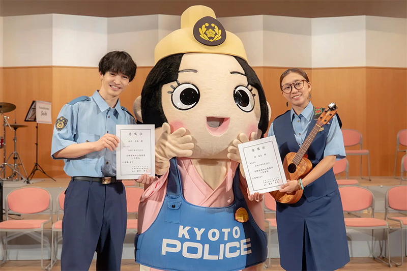 委嘱状を受け取るTCBの松村圭祐医師と音楽療法カウンセラーのMaiさん