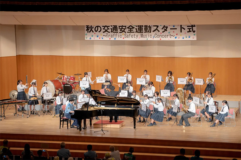 福知山成美高校吹奏楽部とコラボ演奏するTCB松村医師