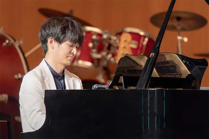 ソロ演奏をするTCB松村医師