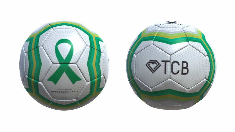 TCBロゴとグリーンリボン柄がデザインされたサッカーボール