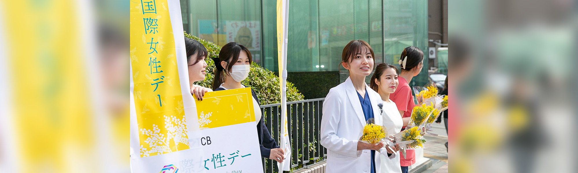 国際女性デーにTCBスタッフがミモザを配布している様子