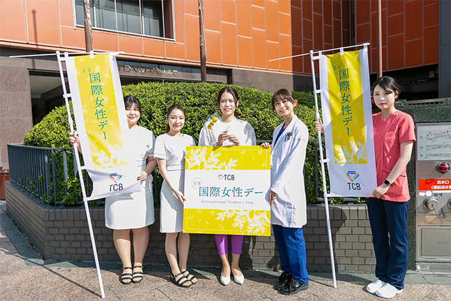 松山愛里さん（写真中央）とTCBグループのスタッフ