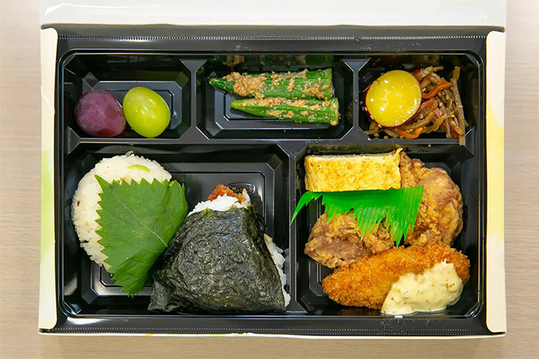 TCB監修 ぼっけぇ元気おにぎり箱の写真