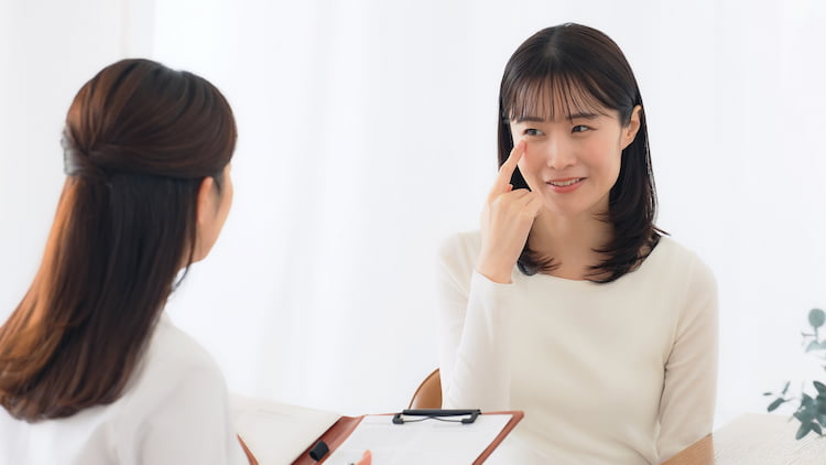 目の形について相談するカウンセリングの様子