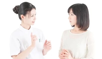 分析結果をもとにアドバイスする様子