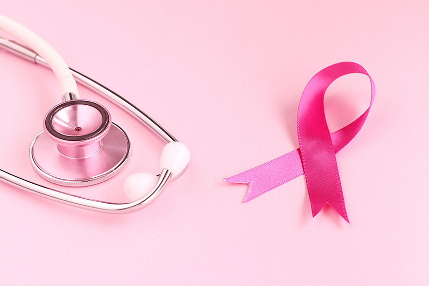しこりを放置していると乳がん検診の際、乳がんと間違えられたり、乳がんがしこりに隠れたりといったリスクがあります