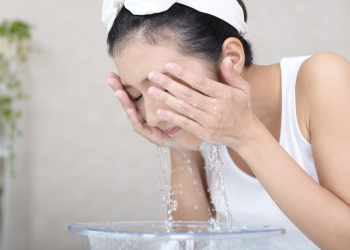 女性が洗顔をしている光景